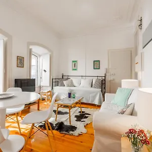 https://spacious-bright-and-sunny-apartment-free-pick-up-by-timecooler.hotels-lisbon-portugal.com